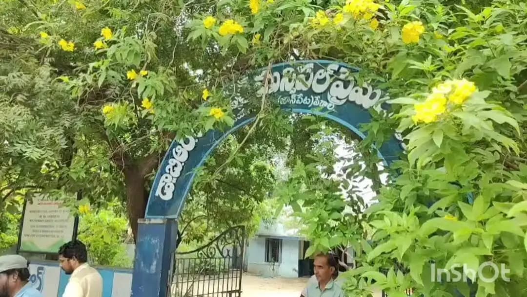 బాపట్ల: చీరాలలోని పేరాల నందు పోలింగ్ కేంద్రాలను పరిశీలించిన కలెక్టర్ డాక్టర్ వినోద్ కుమార్