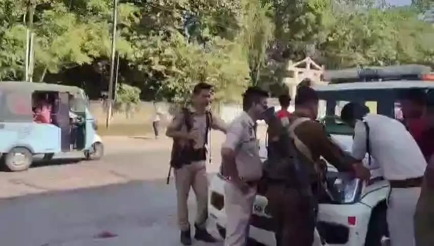 বিহপুৰীয়া: লালুকত আৰক্ষীৰ জালত
পাঁচটা গৰু সহ জব্দ AS07BC7119 নম্বৰৰ এখন মেজিক বাহন,এজনক আটক