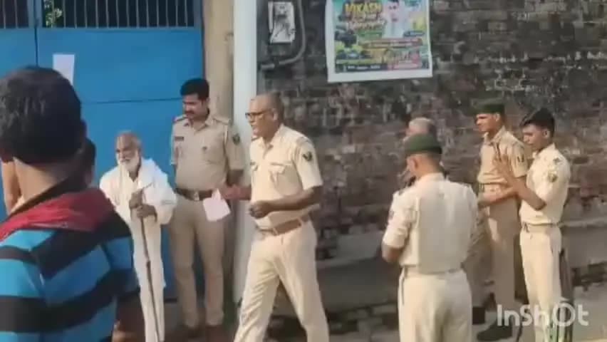 सहार: भीखमपुर में हत्या के आरोपितों पर पुलिस का शिकंजा, डुगडुगी और ढोल-नगाड़े के साथ घर पर चिपकाया इश्तेहार, क्षेत्र में चर्चा