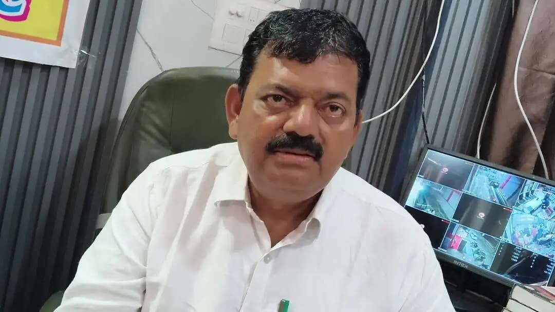 औरैया: 27 अक्टूबर को रायबरेली में राष्ट्रीय वैश्य महासम्मेलन के आयोजन के विषय में जानकारी देते नगर पालिका अध्यक्ष अनूप गुप्ता