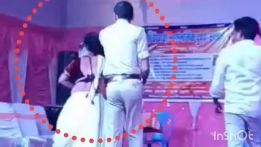 तरारी: बेगूसराय में दरोगा की करतूत से तरारी में आक्रोश, वर्दी की मर्यादा पर उठे सवाल, डांसर को थप्पड़ मारने का वीडियो वायरल