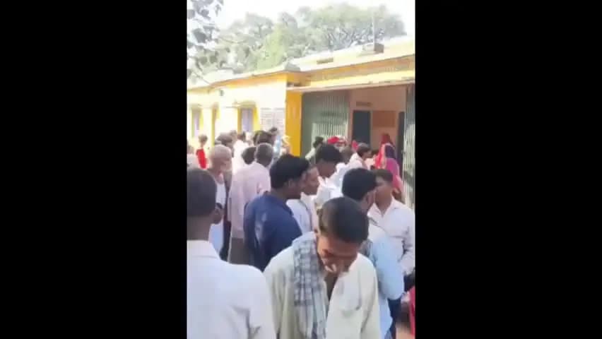 मऊरानीपुर: झांसी के दुगारा समिति पर बंटी DAP खाद, KCC धारकों को मिली प्राथमिकता; तीन गांवों के किसानों को मिली खाद