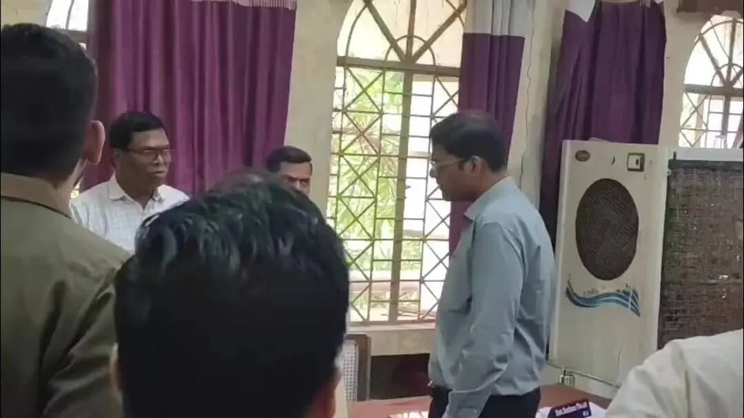 हरदा: हरदा कलेक्ट्रेट में अव्यवस्थाओं पर कलेक्टर सख्त, दो शाखा प्रभारियों को नोटिस के निर्देश।