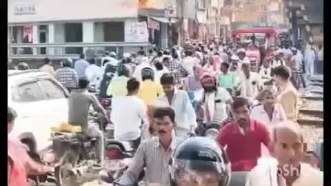 बिधूना: अछल्दा कस्बा स्थित रेलवे क्रॉसिंग पर फाटक न खुलने से लगा भारी जाम, लोग हुए परेशान