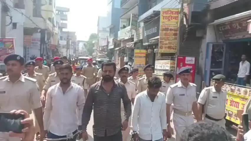 आरा: रामकुमार सिंह हत्याकांड: मुख्य आरोपी चंदन सिंह समेत तीन आरोपियों को पुलिस ने थाने से कोर्ट तक पैदल कराया मार्च