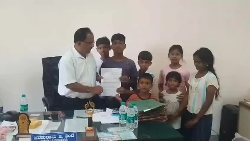 ದಾಂಡೇಲಿ: ಮಾರುತಿ ನಗರದಲ್ಲಿ ಧೂಳಿನ ಸಮಸ್ಯೆ : ಮಕ್ಕಳ ಸೈನ್ಯದಿಂದ ಮನವಿ