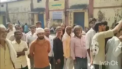 बिधूना: ऐरवाकटरा क्षेत्र के ऐरवा टीकुर स्थित पीसीएफ खाद गोदाम पर खाद लेने के लिए किसानों की लंबी कतारें