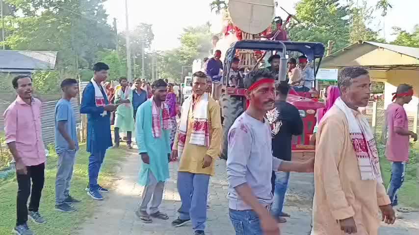 ঢেকিয়াজুলি ভাগ: মহা বিজয়া দশমীৰ অংশস্বৰূপে শিঙৰী চাহ বাগিছাৰ পিৰাকটা বাগান লাইনত শোভাযাত্ৰা