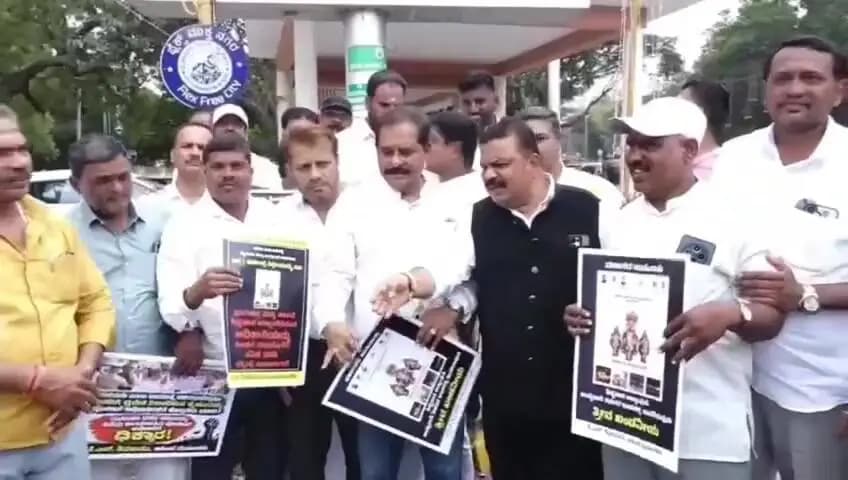 ಮೈಸೂರು: ದಸರಾದಲ್ಲಿ ದಲಿತ ಸಚಿವರನ್ನು ಅವಮಾನಿಸಲಾಗಿದೆ ಕಾಂಗ್ರೆಸ್ ಕಾರ್ಯಕರ್ತರ ಆಕ್ರೋಶ