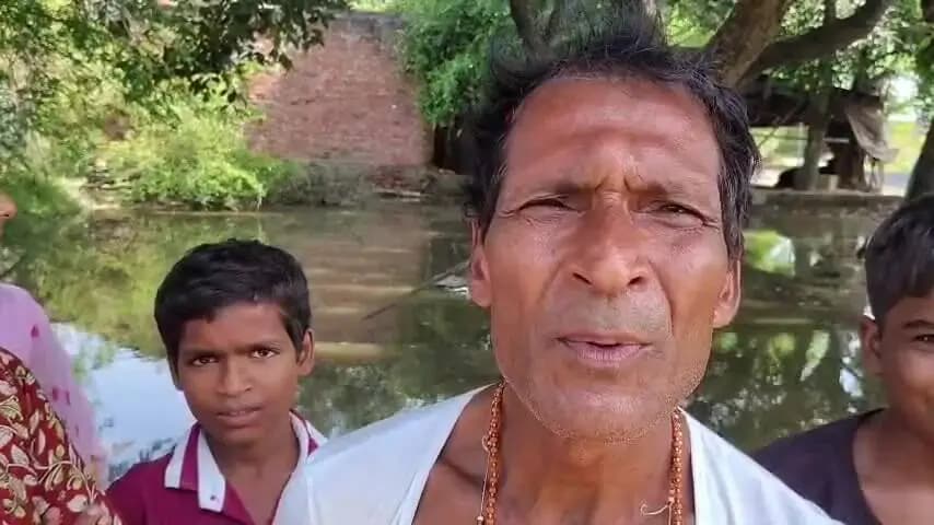 बिधूना: ऐरवाकटरा क्षेत्र के गोपियापुर बरौना कला में बरसों से जल भराव के चलते लोग परेशान, नहीं हुई सुनवाई, पीड़ित ने दी जानकारी
