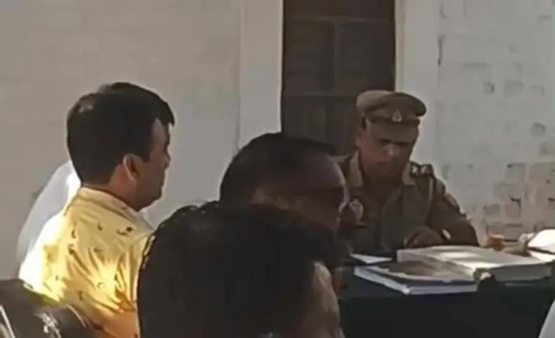 धामपुर: नहटौर थाना परिसर में आगामी वाल्मीकि जयंती और दीपावली त्योहारों के मद्देनजर शांति समिति की बैठक आयोजित हुई