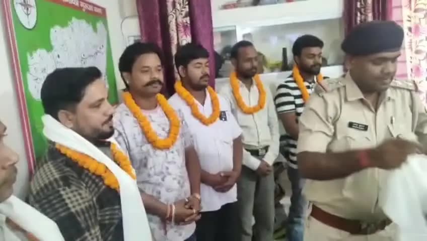गुरुआ: पूजा समितियों के सहयोग को सलाम, थानाध्यक्ष ने अंगवस्त्र देकर किया सम्मानित