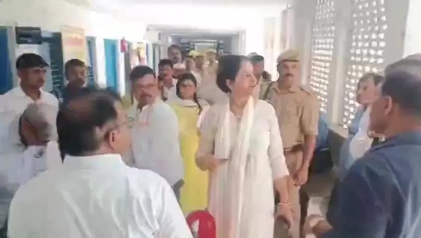 खागा: इलाहाबाद झांसी स्नातक चुनाव के लिए तैयारियां पूर्व, DM ने कहा- 25 पोलिंग पार्टियां रवाना, 17596 मतदाता करेंगे मतदान