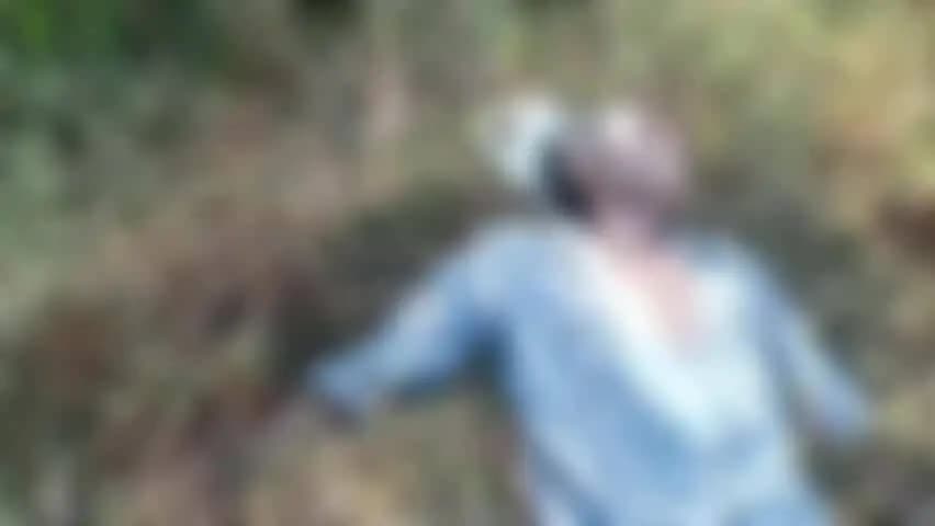 झांसी: पड़ोसी की लापरवाही से खेत में चारा काट रहे किसान की करंट लगने से हुई मौत, परिजनों ने न्याय की मांग की