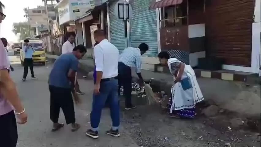 দেৰগাঁও: পৌৰসভাৰ চাফাই কৰ্মীক গামোচা পিন্ধাই দেৰগাঁও নগৰ পৰিষ্কাৰ কৰিবলৈ ওলায় আহিল দেৰগাঁও সমষ্টিৰ বিধায়ক মৃদুল দত্ত