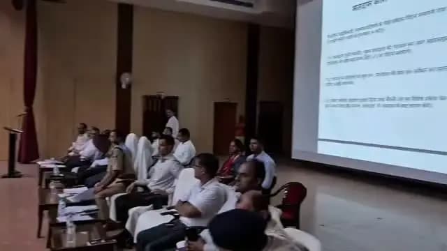 सारण शिक्षक निर्वाचन क्षेत्र निर्वाचन-2026 को लेकर मतदान दलों एवं दंडाधिकारियों को दिए गए विस्तृत निर्देश
स्वच्छ, निष्पक्ष, शांतिपूर्ण एवं भयमुक्त वातावरण में निर्वाचन संपन्न कराने के लिए भारत निर्वाचन आयोग के दिशा-निर्देशों का शत-प्रतिशत अनुपालन सुनिश्चित करने पर जोर
==================
सारण,22 अक्टूबर 2026
==================
कल दिनांक 23 अक्टूबर 2026 को सारण शिक्षक निर्वाचन क्षेत्र के निर्वाचन-2026 को सफलतापूर्वक संपन्न कराने तथा निर्वाचन आयोग के आदेशों एवं निर्देशों का सभी स्तरों पर शत-प्रतिशत अनुपालन सुनिश्चित करने के उद्देश्य से सभी संबंधित पदाधिकारियों एवं कर्मियों, विशेषकर पीठासीन पदाधिकारियों एवं मतदान पदाधिकारियों को अपने दायित्वों का निर्वहन पूरी सतर्कता, निष्ठा, तत्परता एवं उत्तरदायित्व के साथ करने का निर्देश दिया गया है। निर्वाचन कार्य से जुड़े सभी पदाधिकारियों एवं कर्मियों को उनके कर्तव्यों के संबंध में आवश्यक प्रशिक्षण दिया जा चुका है। म�