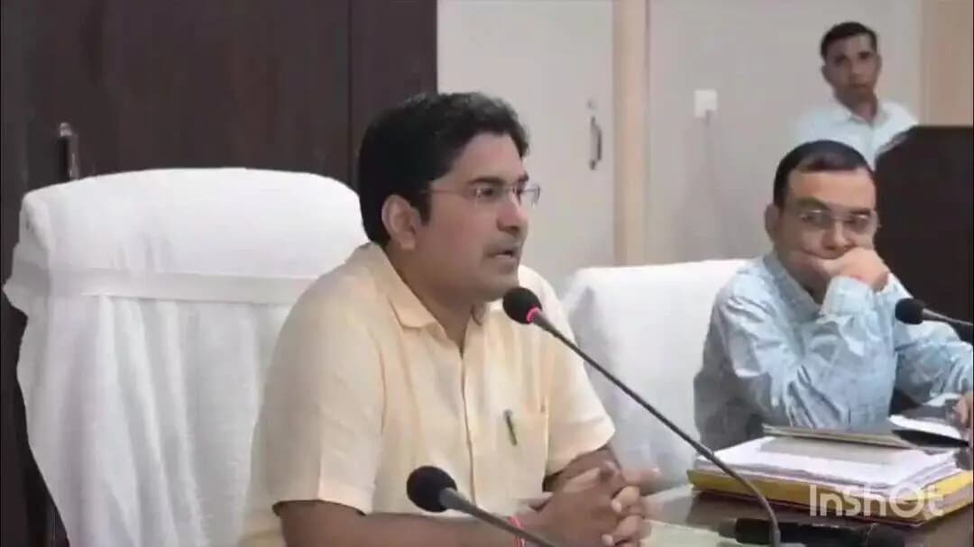 sambhal डीएम अंकित खंडेलवाल ने एमएलसी चुनाव कीतैयारी पूरी जानकारी तैयारी वोट कराने के लिये टीम जा रही है रवाना हो रही