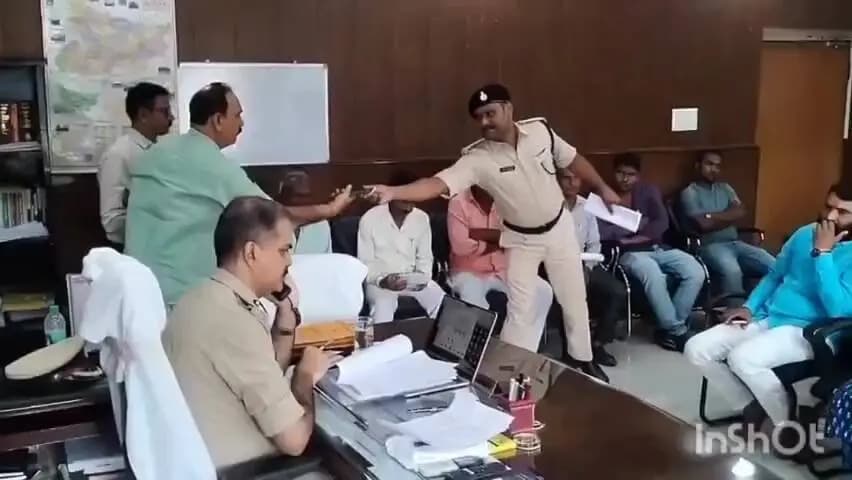 गया टाउन सीडी ब्लॉक: गया में आईजी विकास वैभव के जनता दरबार में सैकड़ो की संख्या में फरियादियों ने रखीं समस्याएं, त्वरित कार्रवाई पर जोर