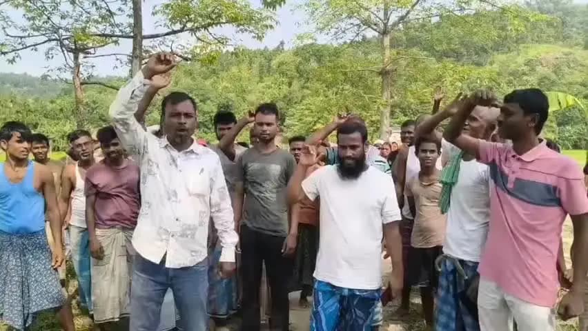 বিলাসীপাৰা ভাগ: বিলাসীপাৰাৰ উচ্ছেদিত পৰিয়ালক টোকৰাবান্দা গাওঁত ব্ৰহ্মপুত্ৰ নদীৰ সুঁতি বন্ধ কৰি সংস্থাপন কৰাকলৈ স্হানীয় ৰাইজৰ প্ৰতিবাদ