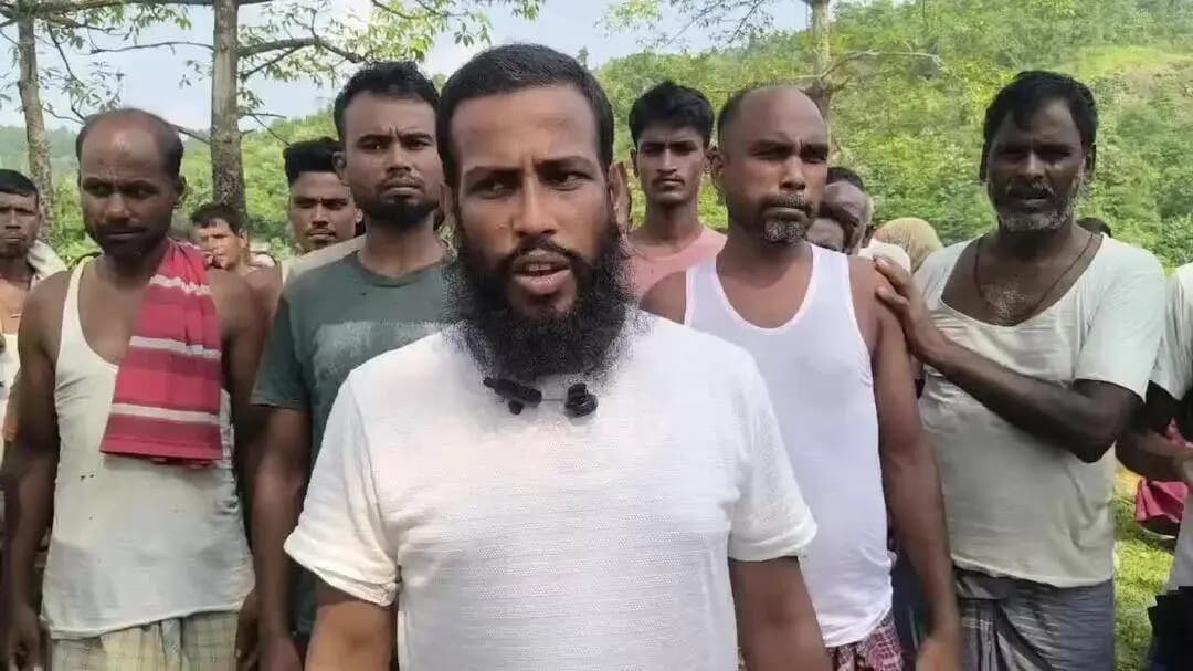 বিলাসীপাৰা ভাগ: চৰুৱাবাখৰা উচ্ছেদিত পৰিয়ালৰ টোকৰাবান্দা গাওঁত সংস্থাপন কৰাকলৈ স্হানীয় ৰাইজৰ প্ৰতিক্ৰিয়া।