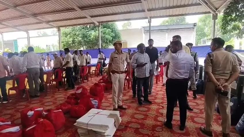 निष्पक्ष, शांतिपूर्ण एवं भयमुक्त वातावरण में सम्पन्न कराएं कोशी स्नातक निर्वाचन का द्विवार्षिक निर्वाचन-2026 : जिला पदाधिकारी।
*निर्वाचन की पारदर्शिता एवं मतपेटिकाओं की सुरक्षा सर्वोच्च प्राथमिकता।*
*भारत निर्वाचन आयोग के निर्देशों का अक्षरशः अनुपालन सुनिश्चित करें।*
*कोशी स्नातक निर्वाचन क्षेत्र का द्विवार्षिक निर्वाचन 2026 निर्वाचन हेतु मतदान दलों की हुई विस्तृत ब्रीफिंग।*
*जिला पदाधिकारी ने दिए कई आवश्यक दिशा-निर्देश ।*
कटिहार ,22 अक्टूबर 2026
कोशी स्नातक निर्वाचन क्षेत्र का द्विवार्षिक निर्वाचन 2026 को निष्पक्ष, शांतिपूर्ण एवं भयमुक्त वातावरण में सम्पन्न कराने के उद्देश्य से आज दिनांक 22 अक्टुबर 2026 को डीआरसीसी में, श्री आशुतोष द्विवेदी भा०प्र०से०, जिला पदाधिकारी कटिहार, एवं श्री परिचय कुमार भा.पु.से. पुलिस अधीक्षक, कटिहार की संयुक्त अध्यक्षता में ब्रीफिंग आयोजित की गई।
बीफ्रिंग में प्रतिनियुक्त सुपर जोनल, जोनल एवं सेक्टर दंडाधिकारियों, पीठासीन पदाधिकारियों तथा संबंधित पुलिस पदाधिकारियों को निर्वाचन संबंधी दायित्वों एवं आवश्यक दिशा-निर्देशों से अवगत कराया गया।
ब्रीफिंग के क्रम में जिला पदाधिकारी कटिहार ने कहा कि भारत निर्वाचन आयोग के दिशा-निर्देशों का अक्षरशः अनुपालन करते हुए सभी संबंधित पदाधिकारी पूर्ण निष्पक्षता, पारदर्शिता एवं जिम्मेदारी के साथ अपने कर्तव्यों का निर्वहन करें।
निर्वाचन प्रक्रिया की निष्पक्षता एवं पारदर्शिता हर हाल में सुनिश्चित की जानी चाहिए। सभी प्रशासनिक एवं पुलिस पदाधिकारी आपसी समन्वय बनाए रखते हुए निर्वाचन कार्यों का सुचारू रूप से संचालन करें।
उन्होंने निर्देश दिया कि निर्धारित मानक संचालन प्रक्रिया का पूर्णतः पालन किया जाए। किसी भी प्रकार की समस्या अथवा अप्रिय स्थिति उत्पन्न होने पर तत्काल वरीय पदाधिकारियों को सूचित करते हुए नियमानुसार अग्रेतर कार्रवाई सुनिश्चित की जाए।
उन्होंने मतदान प्रक्रिया को स-समय प्रारंभ कराने, मतपेटिकाओं एवं मतपत्रों की समुचित सुरक्षा सुनिश्चित करने तथा मतदान केंन्द्रों पर निर्धारित नियमों का सख्ती से अनुपालन कराने पर विशेष जोर दिया।
जिला निर्वाचन पदाधिकारी ने कहा कि मतदान केंन्द्र के अंदर मोबाइल फोन ले जाने की अनुमति नहीं होगी तथा निर्धारित परिधि के भीतर अनधिकृत व्यक्तियों के प्रवेश पर रोक सुनिश्चित की जाए। उन्होंने ऑनलाइन रिपोर्टिंग एवं सूचनाओं के समयबद्ध अद्यतीकरण का निर्देश देते हुए कहा कि डिस्पैच सेंटर से प्रस्थान करने से पूर्व प्राप्त निर्वाचन सामग्री का चेकलिस्ट से अनिवार्य रूप से मिलान कर लिया जाए, ताकि मतदान के दौरान किसी प्रकार की कठिनाई उत्पन्न न हो।
उन्होंने पी-1, पी-2 एवं पी-3 मतदान कर्मियों की भूमिका को महत्वपूर्ण बताते हुए उनके दायित्वों के समुचित निर्वहन पर बल दिया। साथ ही, वायलेट रंग के पेन के उपयोग, मतदाता पहचान पत्रों के सत्यापन तथा मतदान के पश्चात मतपेटिकाओं को निर्धारित प्रक्रिया के अनुसार जमा कराने सहित अन्य आवश्यक बिंदुओं पर विस्तृत निर्देश दिए। उन्होंने सभी प्रतिनियुक्त पदाधिकारियों को शुभकामनाएं देते हुए निर्वाचन कार्य को सफलतापूर्वक सम्पन्न कराने की अपील की।
पुलिस अधीक्षक, कटिहार ने कहा कि निर्वाचन के दौरान सुरक्षा व्यवस्था में किसी भी स्तर पर लापरवाही या चूक नहीं होनी चाहिए। सभी पुलिस एवं प्रशासनिक पदाधिकारी आपसी समन्वय के साथ निष्पक्ष एवं शांतिपूर्ण मतदान सुनिश्चित करें तथा अपने दायित्वों का पूरी गंभीरता से निर्वहन करें। उन्होंने निर्धारित समय पर अपने-अपने मतदान केन्द्रों पर पहुंचने तथा शांतिपूर्ण, स्वच्छ एवं भयमुक्त वातावरण में निर्वाचन सम्पन्न कराने का निर्देश दिया।
इस अवसर पर अपर समाहर्ता कटिहार ,
अपर समाहर्ता-सह-जिला लोक शिकायत निवारण पदाधिकारी कटिहार,उप निर्वाचन पदाधिकारी कटिहार, अनुमंडल पदाधिकारी/ अनुमंडल पुलिस पदाधिकारी कटिहार,सभी प्रतिनियुक्त दंडाधिकारी एवं पुलिस पदाधिकारी आदि उपस्थित रहें।
जिला जनसंपर्क पदाधिकारी,
कटिहार ।
Information & Public Relations Department, Government of Bihar Chief Electoral Officer, Bihar #katihar