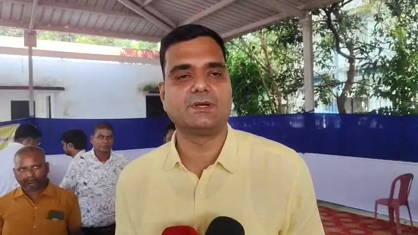 निष्पक्ष, शांतिपूर्ण एवं भयमुक्त वातावरण में सम्पन्न कराएं कोशी स्नातक निर्वाचन का द्विवार्षिक निर्वाचन-2026 : जिला पदाधिकारी।*
*निर्वाचन की पारदर्शिता एवं मतपेटिकाओं की सुरक्षा सर्वोच्च प्राथमिकता।*
*भारत निर्वाचन आयोग के निर्देशों का अक्षरशः अनुपालन सुनिश्चित करें।*
*कोशी स्नातक निर्वाचन क्षेत्र का द्विवार्षिक निर्वाचन 2026 निर्वाचन हेतु मतदान दलों की हुई विस्तृत ब्रीफिंग।*
*जिला पदाधिकारी ने दिए कई आवश्यक दिशा-निर्देश ।*
कटिहार ,22 अक्टूबर 2026
कोशी स्नातक निर्वाचन क्षेत्र का द्विवार्षिक निर्वाचन 2026 को निष्पक्ष, शांतिपूर्ण एवं भयमुक्त वातावरण में सम्पन्न कराने के उद्देश्य से आज दिनांक 22 अक्टुबर 2026 को डीआरसीसी में, श्री आशुतोष द्विवेदी भा०प्र०से०, जिला पदाधिकारी कटिहार, एवं श्री परिचय कुमार भा.पु.से. पुलिस अधीक्षक, कटिहार की संयुक्त अध्यक्षता में ब्रीफिंग आयोजित की गई।
बीफ्रिंग में प्रतिनियुक्त सुपर जोनल, जोनल एवं सेक्टर दंडाधिकारियों, पीठासीन पदाधिकारियों तथा संबंधित पुलिस पदाधिकारियों को निर्वाचन संबंधी दायित्वों एवं आवश्यक दिशा-निर्देशों से अवगत कराया गया।
ब्रीफिंग के क्रम में जिला पदाधिकारी कटिहार ने कहा कि भारत निर्वाचन आयोग के दिशा-निर्देशों का अक्षरशः अनुपालन करते हुए सभी संबंधित पदाधिकारी पूर्ण निष्पक्षता, पारदर्शिता एवं जिम्मेदारी के साथ अपने कर्तव्यों का निर्वहन करें।
निर्वाचन प्रक्रिया की निष्पक्षता एवं पारदर्शिता हर हाल में सुनिश्चित की जानी चाहिए। सभी प्रशासनिक एवं पुलिस पदाधिकारी आपसी समन्वय बनाए रखते हुए निर्वाचन कार्यों का सुचारू रूप से संचालन करें।
उन्होंने निर्देश दिया कि निर्धारित मानक संचालन प्रक्रिया का पूर्णतः पालन किया जाए। किसी भी प्रकार की समस्या अथवा अप्रिय स्थिति उत्पन्न होने पर तत्काल वरीय पदाधिकारियों को सूचित करते हुए नियमानुसार अग्रेतर कार्रवाई सुनिश्चित की जाए।
उन्होंने मतदान प्रक्रिया को स-समय प्रारंभ कराने, मतपेटिकाओं एवं मतपत्रों की समुचित सुरक्षा सुनिश्चित करने तथा मतदान केंन्द्रों पर निर्धारित नियमों का सख्ती से अनुपालन कराने पर विशेष जोर दिया।
जिला निर्वाचन पदाधिकारी ने कहा कि मतदान केंन्द्र के अंदर मोबाइल फोन ले जाने की अनुमति नहीं होगी तथा निर्धारित परिधि के भीतर अनधिकृत व्यक्तियों के प्रवेश पर रोक सुनिश्चित की जाए। उन्होंने ऑनलाइन रिपोर्टिंग एवं सूचनाओं के समयबद्ध अद्यतीकरण का निर्देश देते हुए कहा कि डिस्पैच सेंटर से प्रस्थान करने से पूर्व प्राप्त निर्वाचन सामग्री का चेकलिस्ट से अनिवार्य रूप से मिलान कर लिया जाए, ताकि मतदान के दौरान किसी प्रकार की कठिनाई उत्पन्न न हो।
उन्होंने पी-1, पी-2 एवं पी-3 मतदान कर्मियों की भूमिका को महत्वपूर्ण बताते हुए उनके दायित्वों के समुचित निर्वहन पर बल दिया। साथ ही, वायलेट रंग के पेन के उपयोग, मतदाता पहचान पत्रों के सत्यापन तथा मतदान के पश्चात मतपेटिकाओं को निर्धारित प्रक्रिया के अनुसार जमा कराने सहित अन्य आवश्यक बिंदुओं पर विस्तृत निर्देश दिए। उन्होंने सभी प्रतिनियुक्त पदाधिकारियों को शुभकामनाएं देते हुए निर्वाचन कार्य को सफलतापूर्वक सम्पन्न कराने की अपील की।
पुलिस अधीक्षक, कटिहार ने कहा कि निर्वाचन के दौरान सुरक्षा व्यवस्था में किसी भी स्तर पर लापरवाही या चूक नहीं होनी चाहिए। सभी पुलिस एवं प्रशासनिक पदाधिकारी आपसी समन्वय के साथ निष्पक्ष एवं शांतिपूर्ण मतदान सुनिश्चित करें तथा अपने दायित्वों का पूरी गंभीरता से निर्वहन करें। उन्होंने निर्धारित समय पर अपने-अपने मतदान केन्द्रों पर पहुंचने तथा शांतिपूर्ण, स्वच्छ एवं भयमुक्त वातावरण में निर्वाचन सम्पन्न कराने का निर्देश दिया।
इस अवसर पर अपर समाहर्ता कटिहार ,
अपर समाहर्ता-सह-जिला लोक शिकायत निवारण पदाधिकारी कटिहार,उप निर्वाचन पदाधिकारी कटिहार, अनुमंडल पदाधिकारी/ अनुमंडल पुलिस पदाधिकारी कटिहार,सभी प्रतिनियुक्त दंडाधिकारी एवं पुलिस पदाधिकारी आदि उपस्थित रहें।
जिला जनसंपर्क पदाधिकारी,
कटिहार ।
Information & Public Relations Department, Government of Bihar Chief Electoral Officer, Bihar #katihar