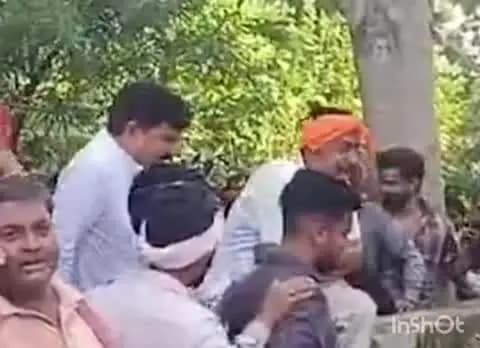 बारां: डीएपी खाद के लिए सड़क पर उतरे नरेश मीणा, पेड़ पर चढ़कर की नारेबाजी, एसडीएम ऑफिस के बाहर दिया धरना