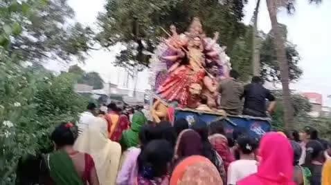 बांका: करसोप पंचायत के वैष्णवी मंदिर में स्थापित मां दुर्गे की प्रतिमा का ढोल बाजे के साथ किया विसर्जन