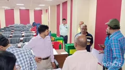 कृत्यानंद नगर: पूर्णिया जिला पदाधिकारी ने कोसी स्नातक निर्वाचन के मतदान सामग्री वितरण स्थल का निरीक्षण किया