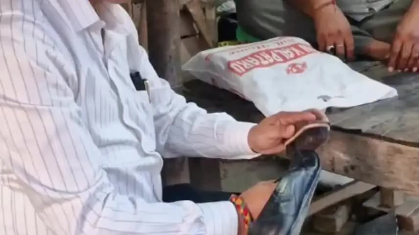 সাপেখাতী: সোণাৰিত জোতা চিলাই কৰা শ্ৰমজীৱী ব্যৱসায়ীৰ সৈতে অন্তৰংগ মুহূৰ্ত অতিবাহিত কৰিলে বিধায়ক ধৰ্মেশ্বৰ কোঁৱৰে।