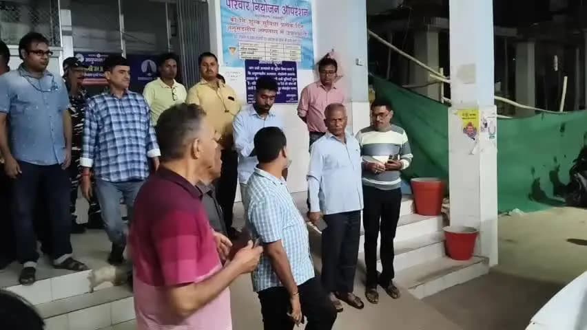 मोहनिया: अनुमंडलीय अस्पताल में जांच के लिए पहुंचे सिविल सर्जन डॉ. चन्देश्वरी रजक, उपाधीक्षक भी रहे मौजूद