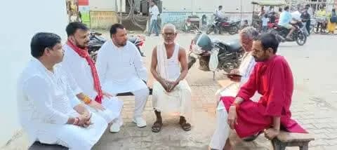 डुमरांव में जनता दल यूनाइटेड के नगर अध्यक्ष गोपाल गुप्ता जी के माताजी के निधन की खबर सुनकर मिलने पहुंचे जदयूजिला उपाध्य