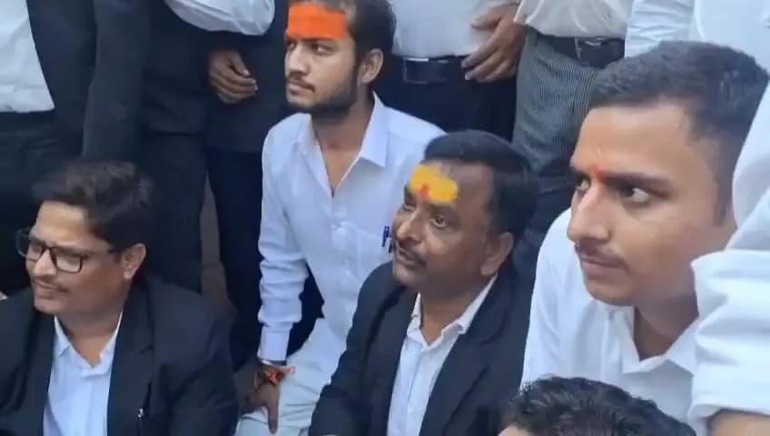 बहराइच: दीवानी न्यायालय परिसर में चल रहे अनशन के बीच CO City के आरोपी की गिरफ्तारी के आश्वासन पर वकीलों ने अनशन स्थगित किया