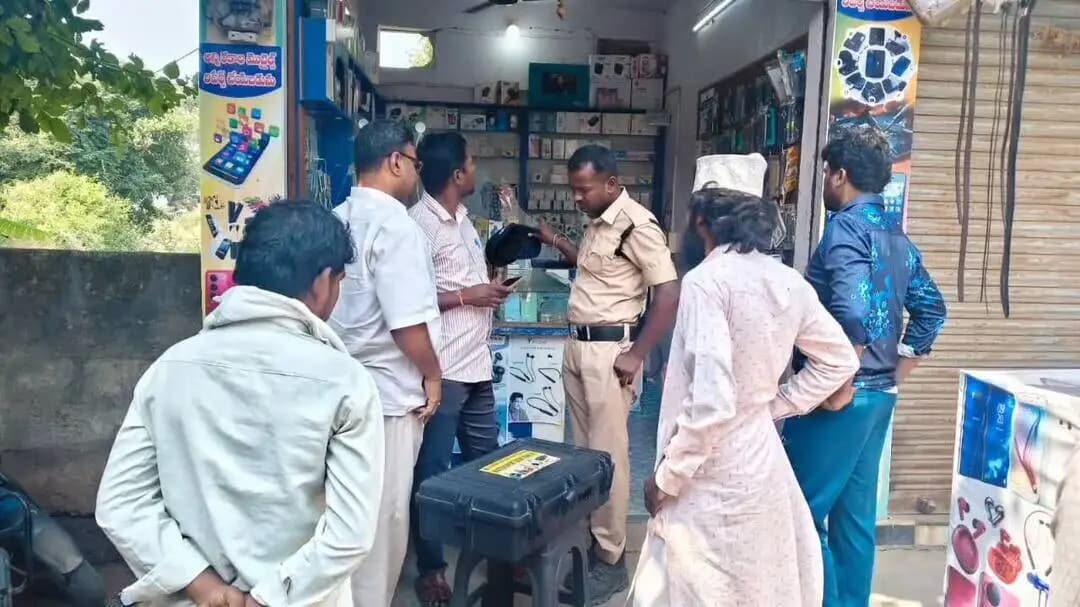 అసిఫాబాద్: ఆసిఫాబాద్ మొబైల్ షాపులో చోరీ