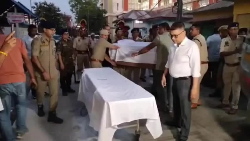 বঙাইগাঁও ভাগ: BMCHত CM VIGILANCEৰ উপ আৰক্ষী অধীক্ষক খৰ্গেশ্বৰ ৰাভাক শ্ৰদ্ধাঞ্জলী জনায় জিলাৰ জ্যেষ্ঠ আৰক্ষী অধীক্ষক নোমল মাহাত্তাই