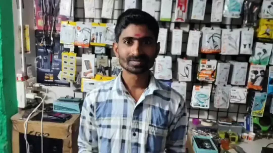 అసిఫాబాద్: ఆసిఫాబాద్ సెల్ పాయింట్ లో పేలిన మొబైల్.. తృటిలో తప్పిన ప్రమాదం