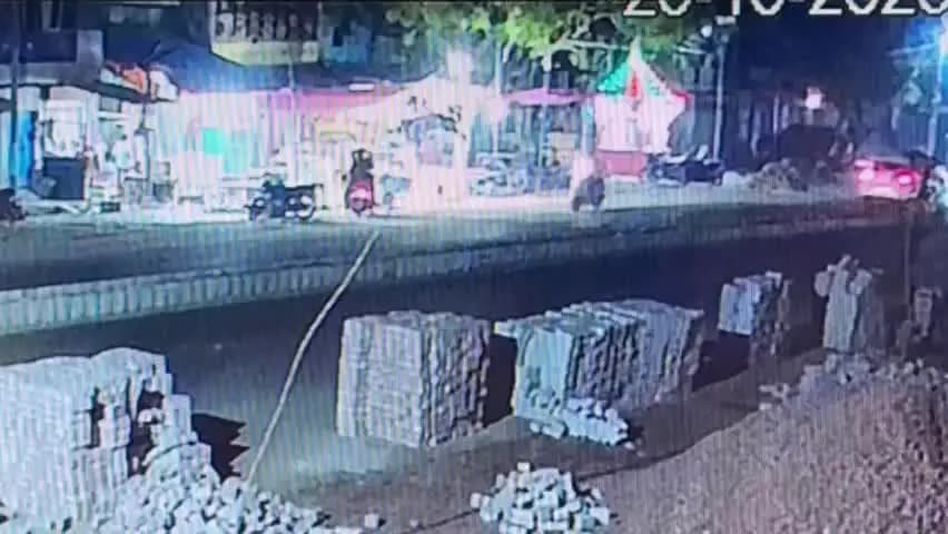 कोल: अलीगढ़ में तेज रफ्तार ऑडी कार ने बाइक को रौंदा, हादसे में एक युवक की मौत, दूसरा घायल, CCTV आया सामने