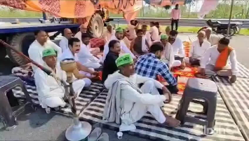नारासन: मानकपुर आदमपुर के पास भारतीय किसान यूनियन क्रांति का धरना प्रदर्शन जारी रहा, कांग्रेस विधायक ने दिया समर्थन