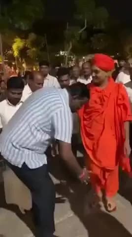 ಕೊಪ್ಪಳ: ಗವಿಮಠದ ಪಿಠಾಧಿಪತಿ ಗವಿಸಿದ್ದೇಶ್ವರ ಸ್ವಾಮಿಗೆ ಬನ್ನಿ ಕೊಡುವ ಮೂಲಕ ಶಾಸಕ ರಾಘವೇಂದ್ರ ಹಿಟ್ನಾಳ ಬನ್ನಿ ಮುಡಿಯುವ ಕಾರ್ಯಕ್ರಮಕ್ಕೆ ಚಾಲನೆ