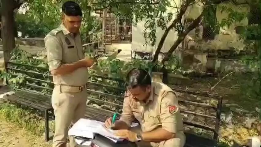 इटावा: शहर के चौधरी पंप के पास ई-रिक्शा चालक का शव सड़क पर मिला, बीमारी से मौत की आशंका, कोतवाली पुलिस ने कराया पीएम