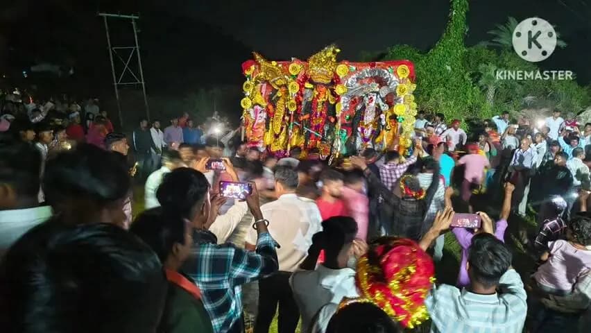 पथरगामा: पथरगामा में नम आँखों से माँ दुर्गा को विदाई, बारकोप में शांतिपूर्ण प्रतिमा विसर्जन