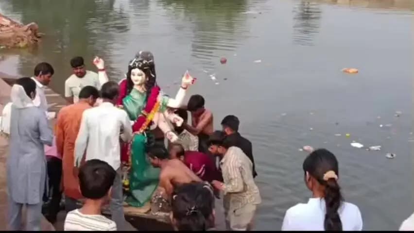 तेंदूखेड़ा: तेंदूखेड़ा में गौरिया नदी में देवी प्रतिमाओं का विसर्जन