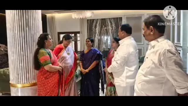 హిందూపూర్: హిందూపురం మాజీ మున్సిపల్ చైర్మన్ రమేష్ కుమార్ రెడ్డి వివాహానికి హాజరై వధూవరులను ఆశీర్వదించిన బాలకృష్ణ సతీమణి వసుంధర దేవి