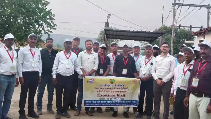 जबेरा: पड़रिया थोबन में जबलपुर के जनप्रतिनिधियों और अधिकारियों का अध्ययन दौरा