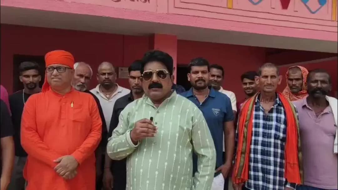 पिंटू यादव 31 साल बाद लौटा अब्दुल जब्बार अपने गाँव कांटाकोस, गांव मे खुशी की लहर.