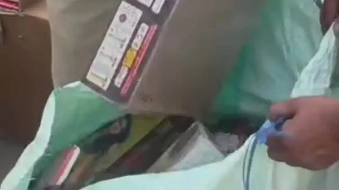 हरदा: हरदा जिले के रन्हाई गांव में किराना व्यापारी के मकान पर छापा, लाखों के अवैध पटाखे जब्त