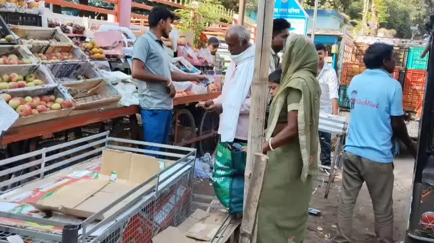 गुमला: नगर परिषद ने परमवीर अल्बर्ट एक्का स्टेडियम के पास दुकानदारों को हटवाया