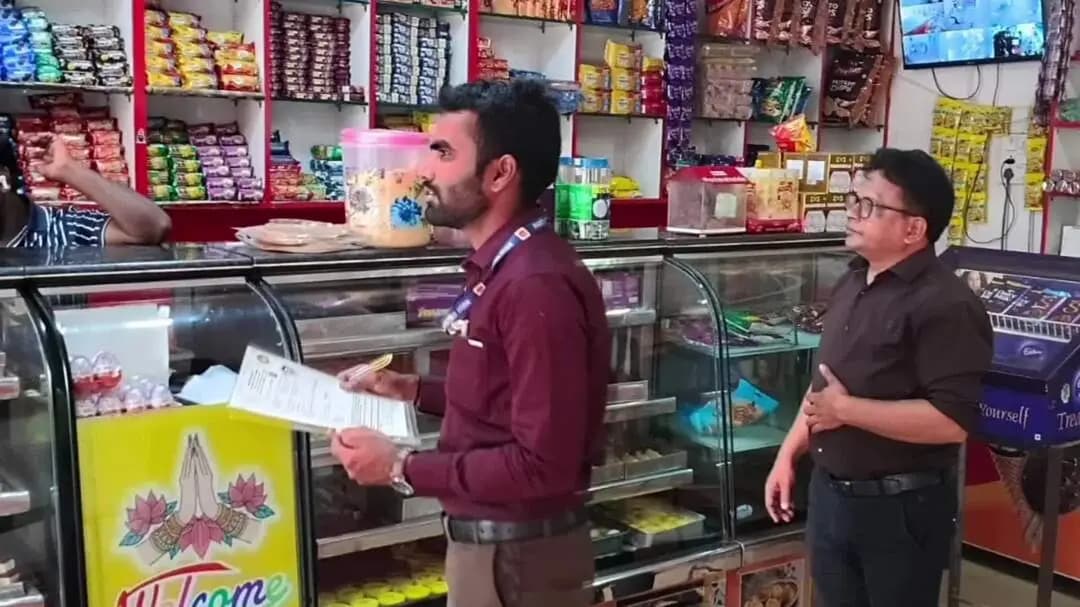 खिरकिया: दीपावली से पहले खिरकिया में खाद्य विभाग की सख्ती, मिठाई और खाद्य पदार्थों के नमूने जांच के लिए भेजे