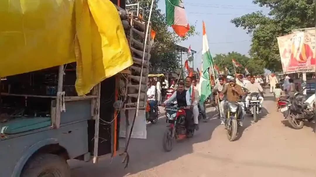 अजयगढ़: अजयगढ़ में कांग्रेस की तिरंगा यात्रा, 'वोट बचाओ-देश बचाओ' नारों के बीच मुख्य चुनाव आयुक्त का पुतला फूंका