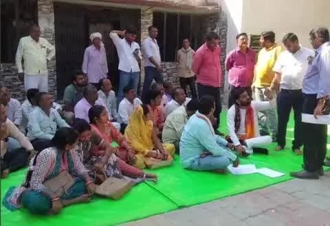 पयागपुर: पयागपुर विकास खंड पर मानदेय न मिलने से नाराज ग्राम रोजगार सेवक संघ ने किया प्रदर्शन